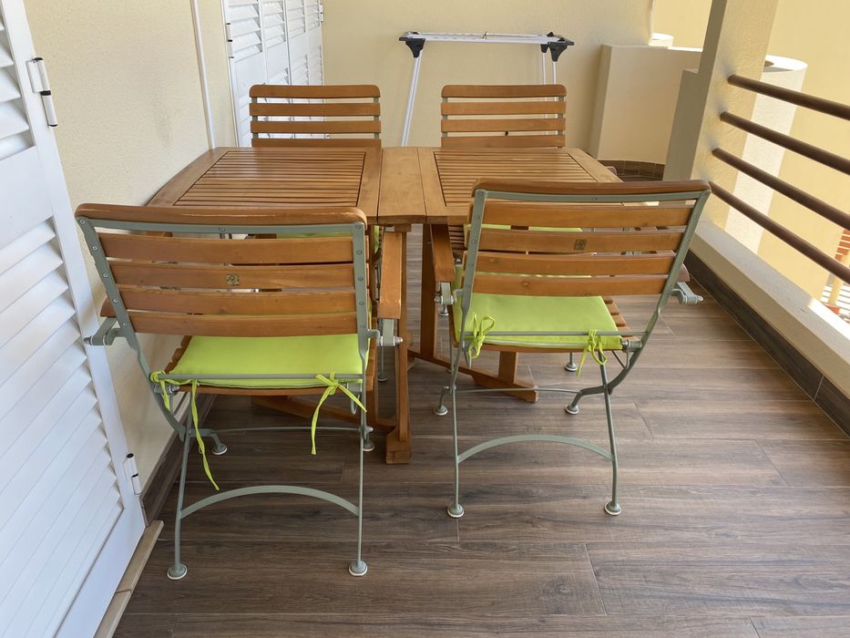 Mesa de madeira de exterior com 4 cadeiras
