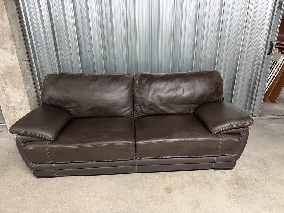 Sofa castanho escuro de pele