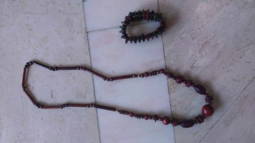 Colar e pulseira em madeira impecáveis