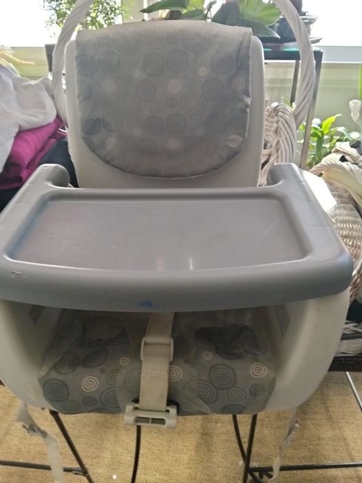 Cadeira de adaptar para crianças pequenas para comerem a mesa