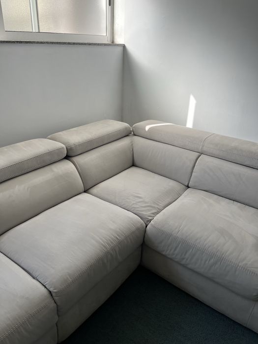 Sofá com parte elevatória e arrumação