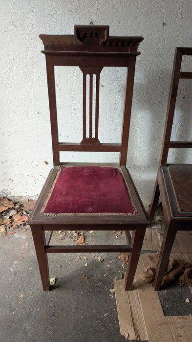 Cadeira antiga com assento em veludo