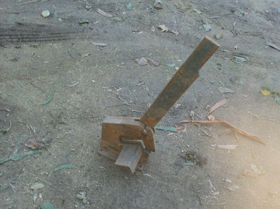 Old iron cutting tool