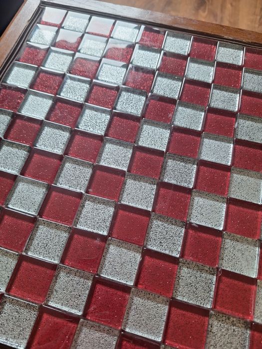 Mały dębowy stolik z szachownicą handmade