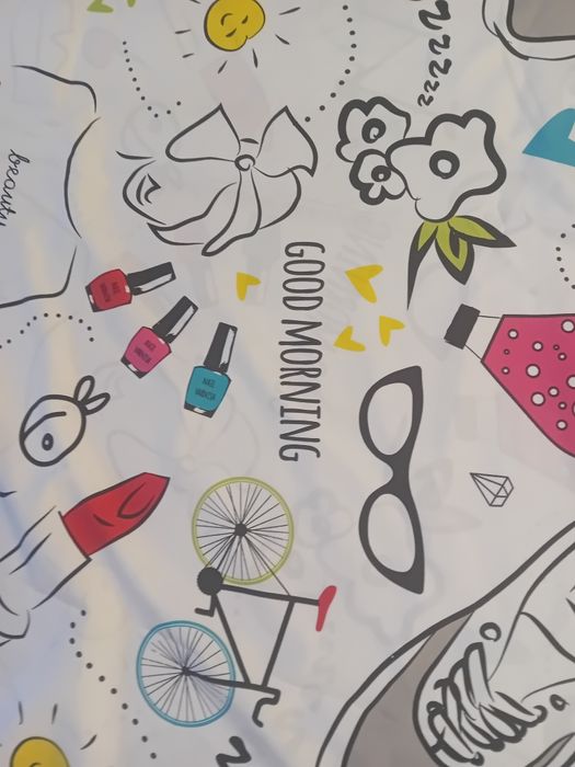 Pościel biała wzorki szminka perfumy okulary