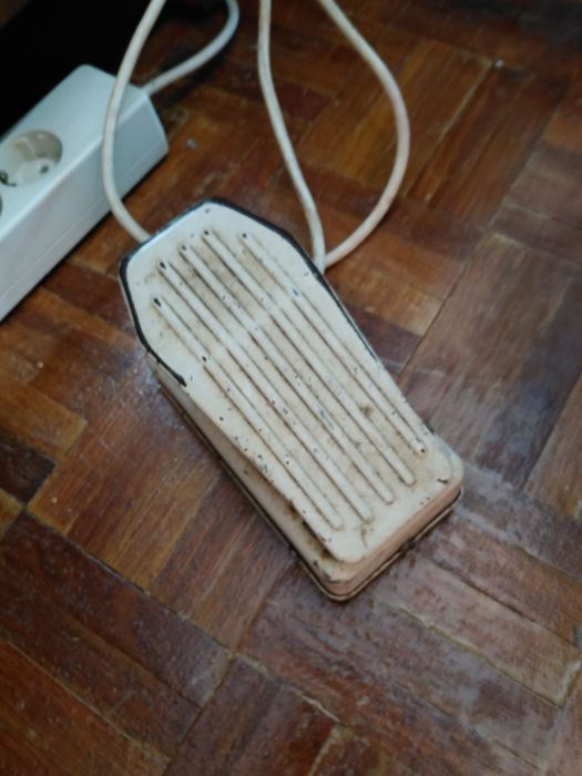 Máquina de costura Refrey com móvel