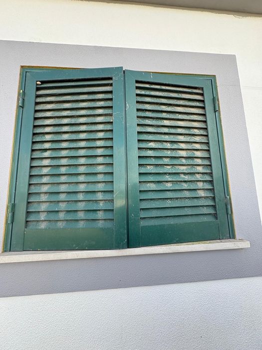 Portadas de aluninio verde usadas