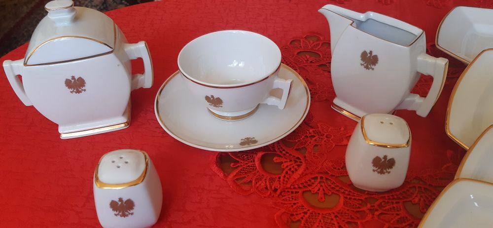 Ćmielów porcelana zdobiona motywem z Orzełkiem