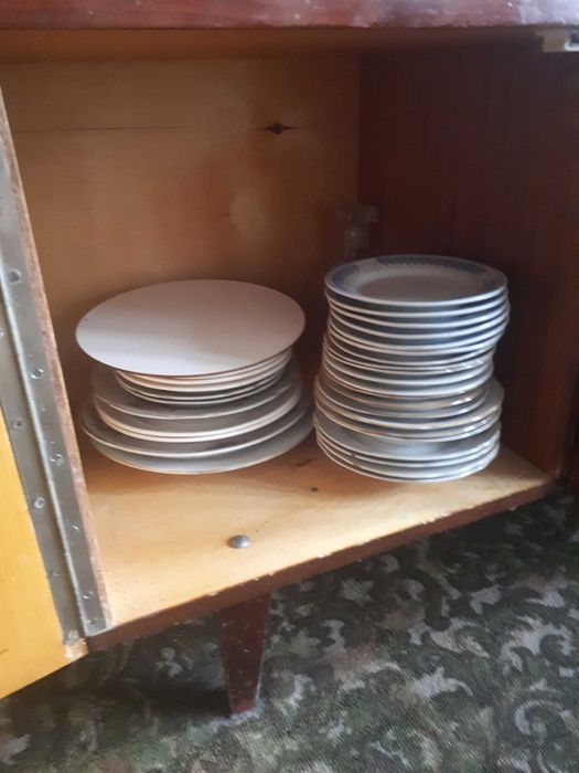 Серванти з посудом, тумба для теревизора + подарунок