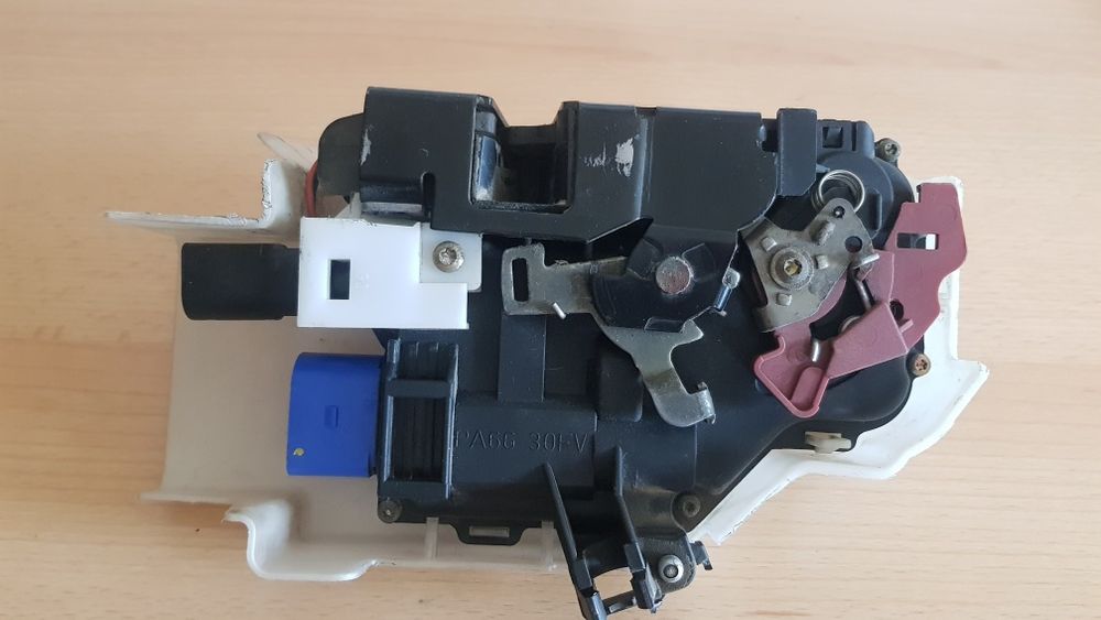 Zamek do drzwi lewy przód