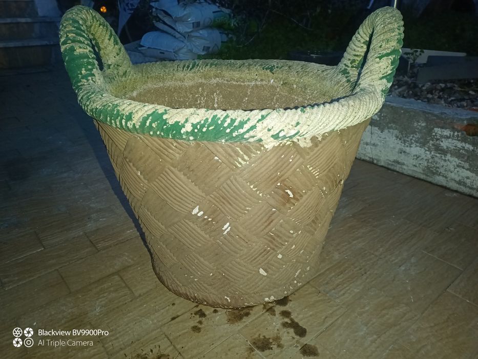 Floreira interessante esta só pela sua beleza