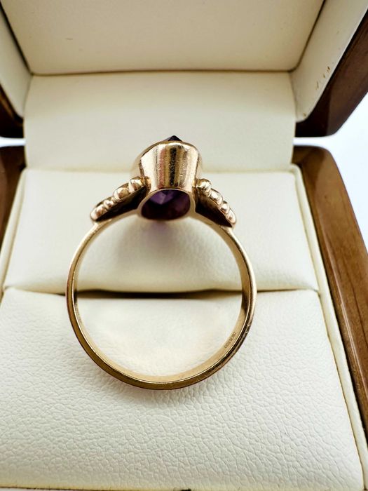 Złoty pierścionek z dużym fioletowym kamieniem Waga 5,67 g/ Rozmiar 17