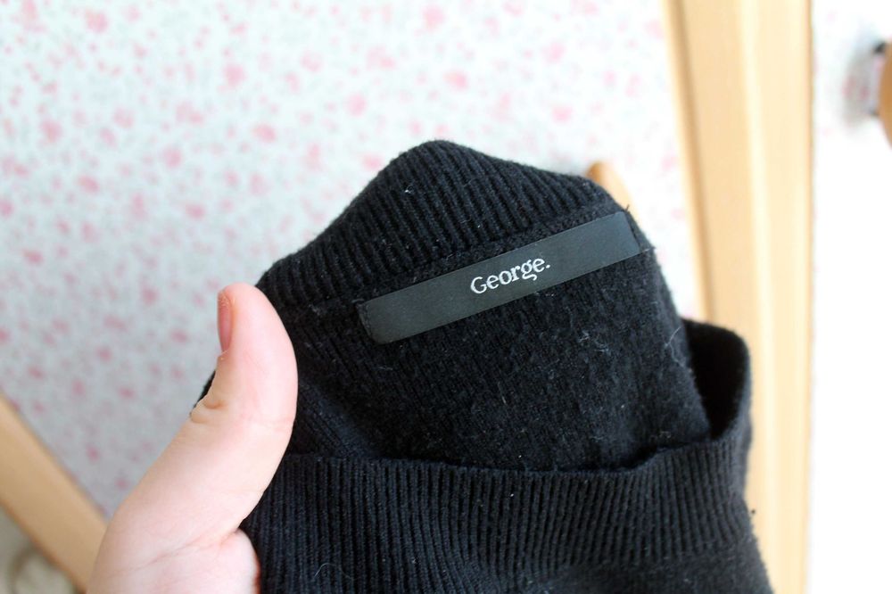 czarno-beżowy sweter George w paski z rozcięciami