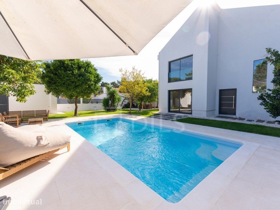Moradia independente T4 + 2, com jardim e piscina, na Aroeira