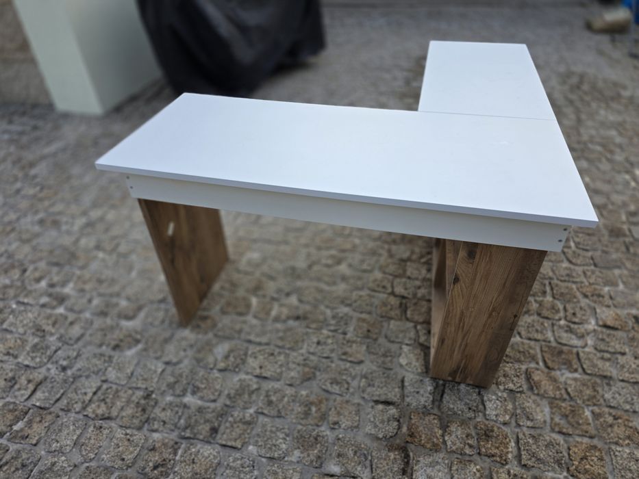 Secretaria de canto em pinho e branco