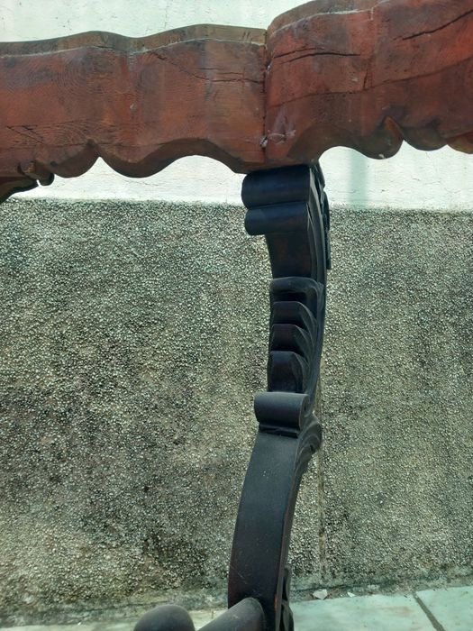 Mesa antiga com tampo de mármore
