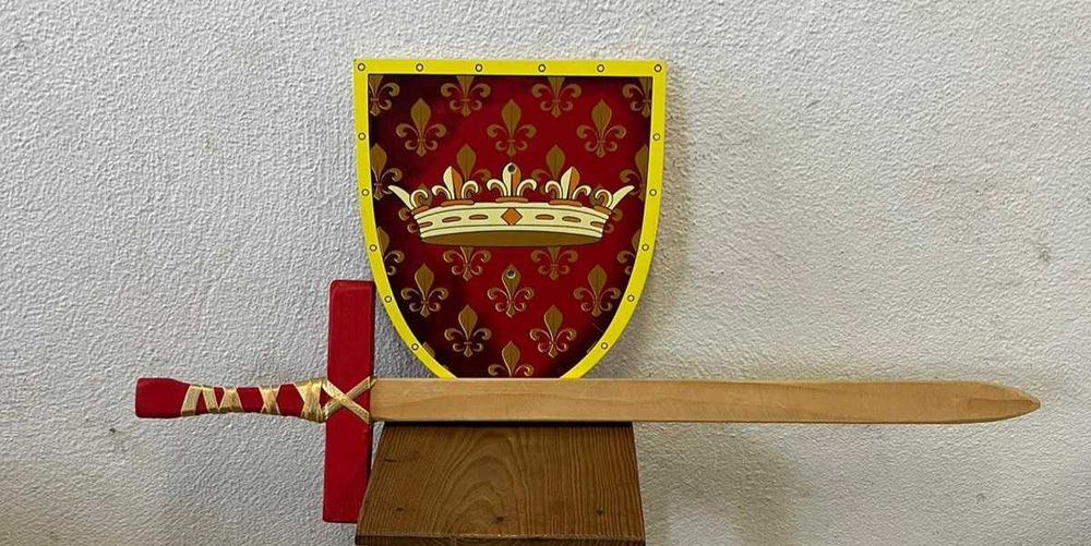 Espada e escudo mediaval em madeira