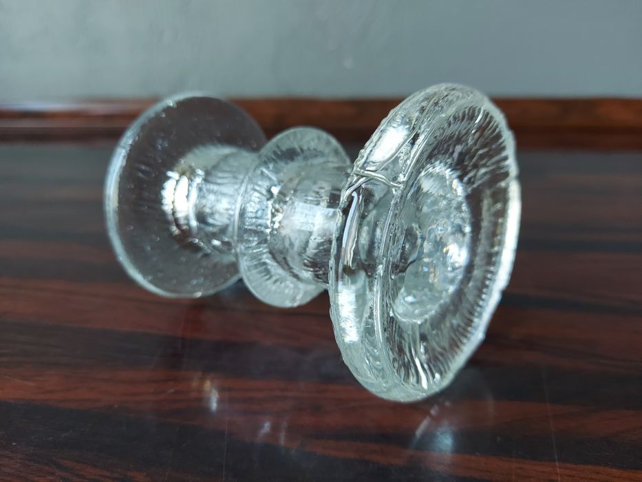 Mały świecznik z prasowanego szkła lata 70