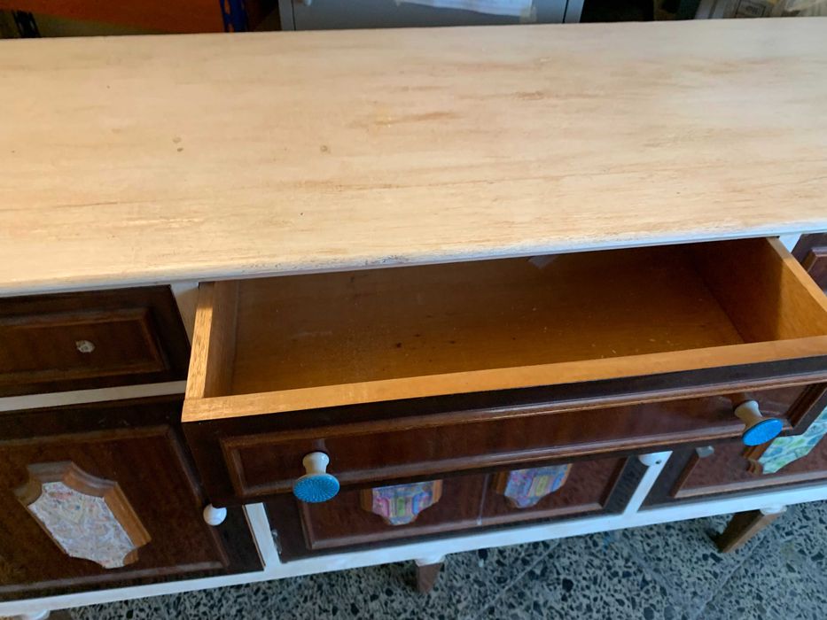 Aparador Vintage antigo em Madeira