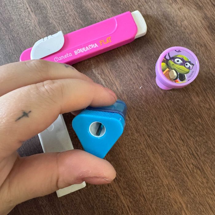 Kit de borracha, afiador e carimbo