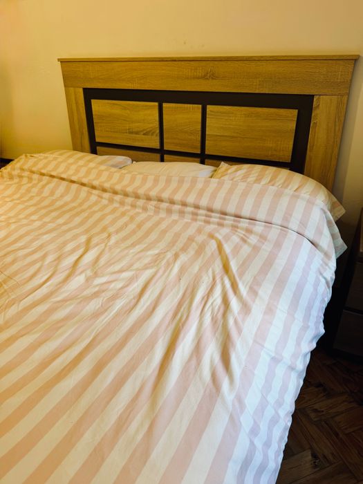Cama casal com arrumação