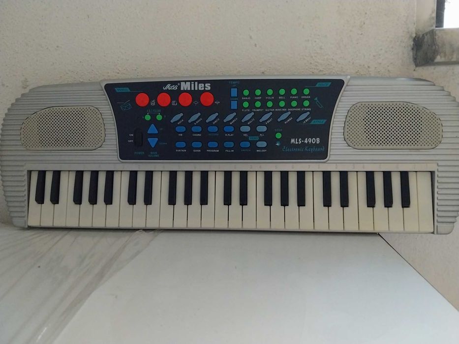 Piano com opção de ligar à eletricidade ou a pilhas.