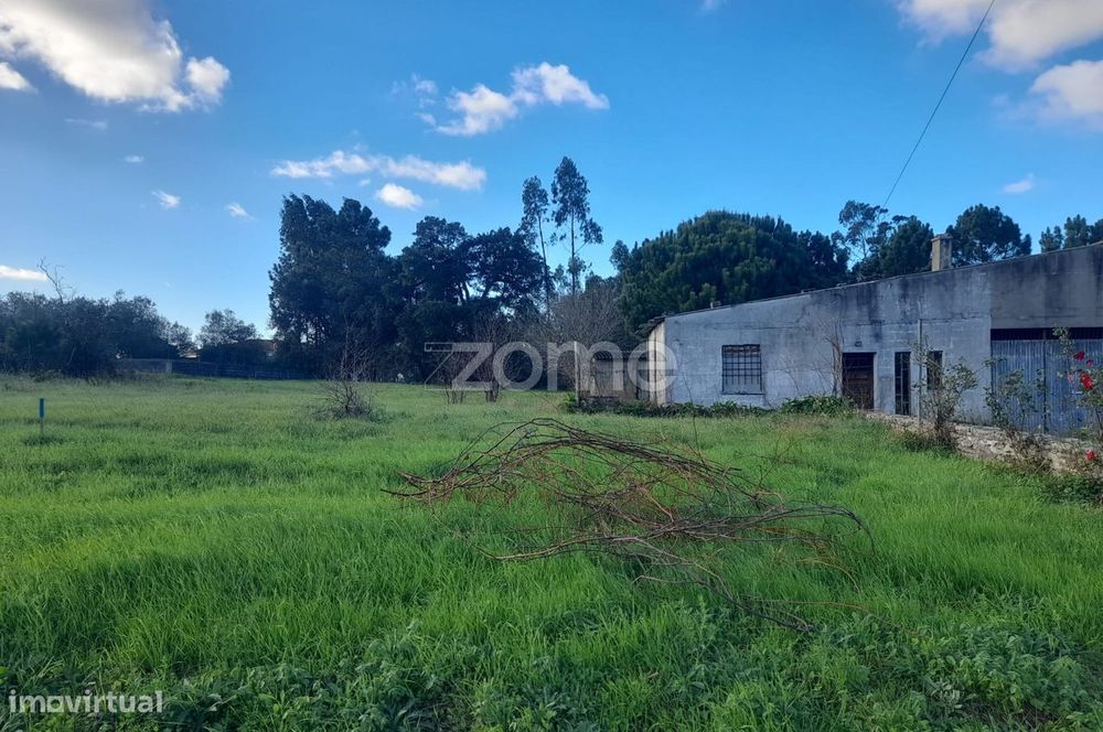 Armazém com terreno para construção junto ao IC2