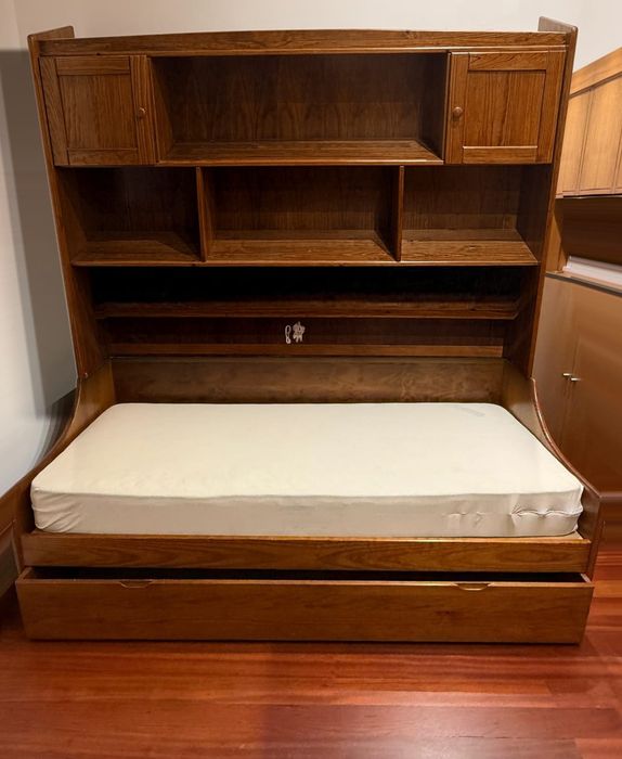 Cama de solteiro com gavetão e móvel incorporado
