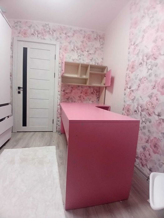 Стіл письмовий для дівчинки