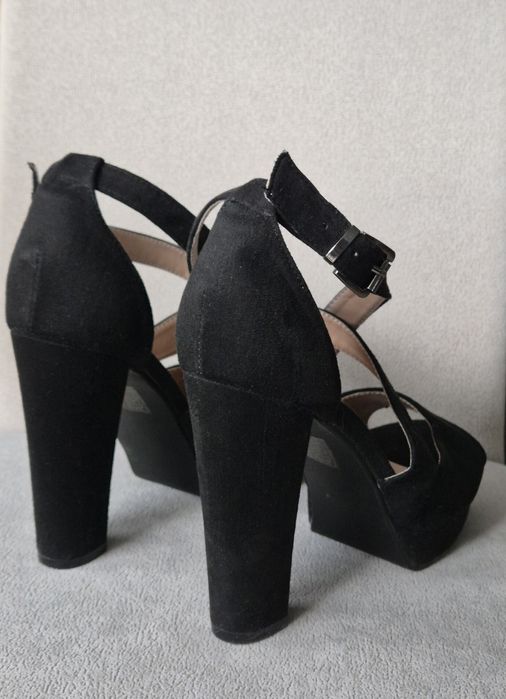 Czarne sandały na wysokim obcasie