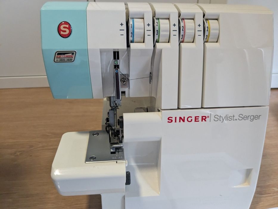 Máquina de costura Overlock Singer completa com acessórios como nova