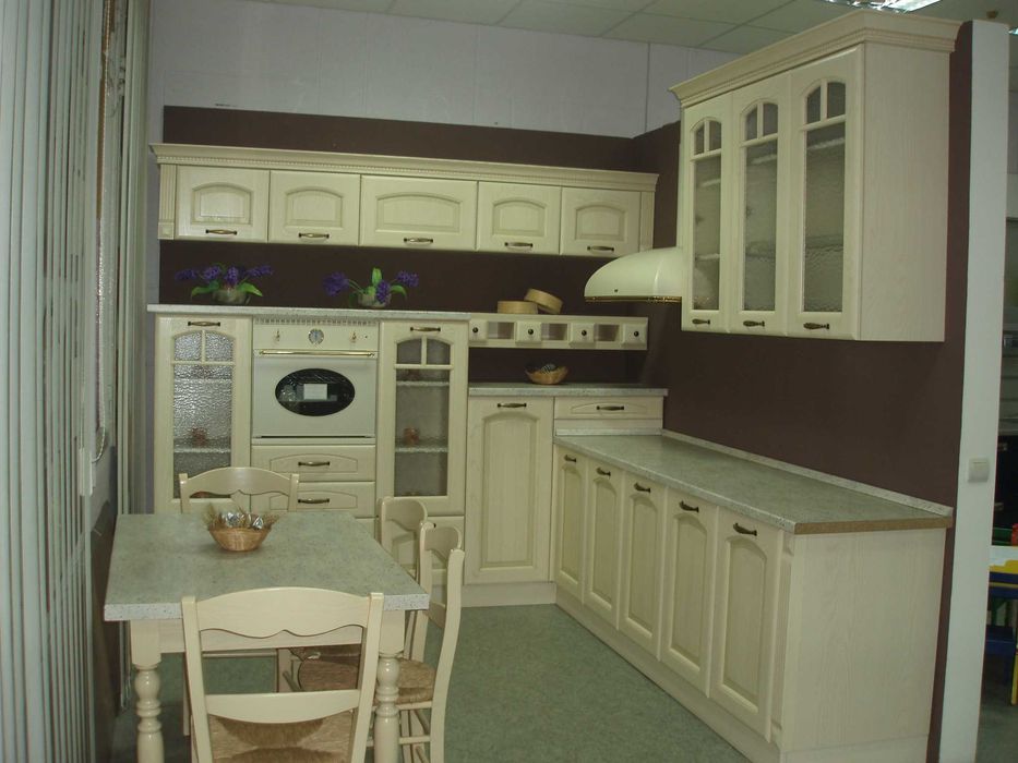 Мебель для столовой, кухни (стол, 4 стула). Производство Италия.