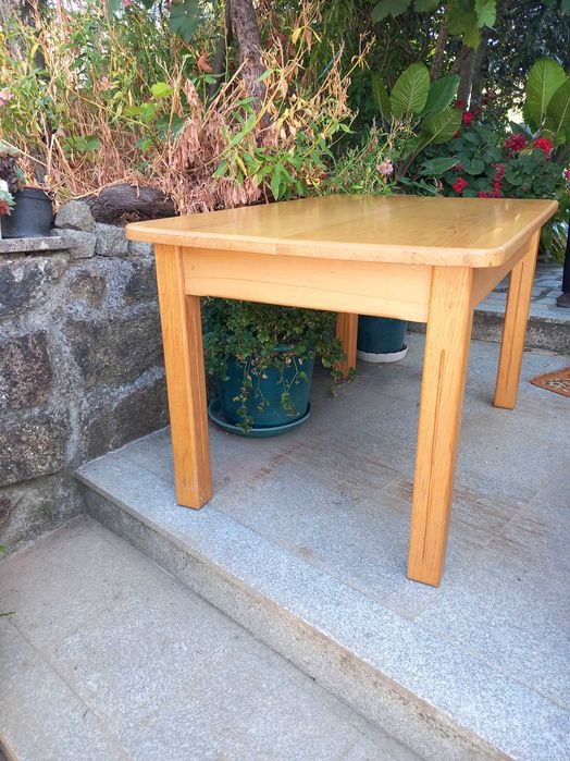 Mesa de cozinha com 6 cadeiras + mesa de centro