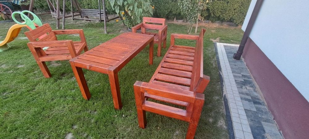 Solidne, drewniane meble ogrodowe.