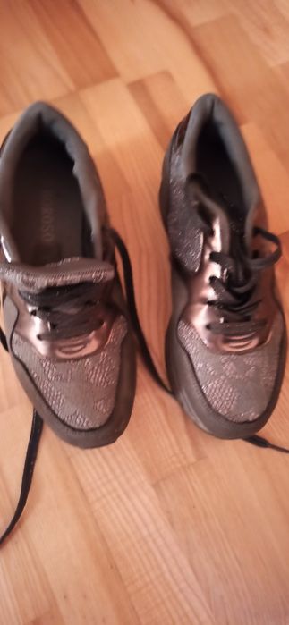 Взуття  жіноче спортивне.