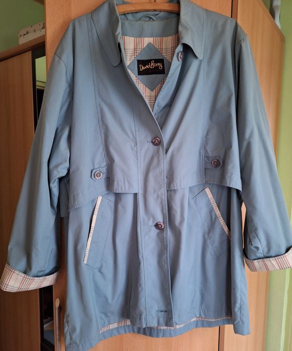 dłuższa kurteczka lub krótki płaszczyk