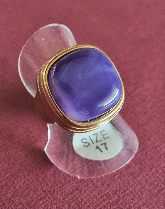 Anel dourado, em aço, com pedra roxa quadrada. T17