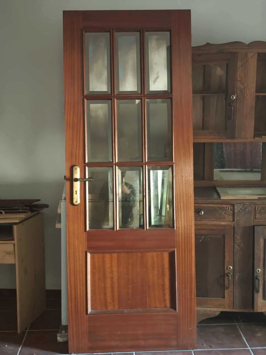 Vários moveis de madeira maciça