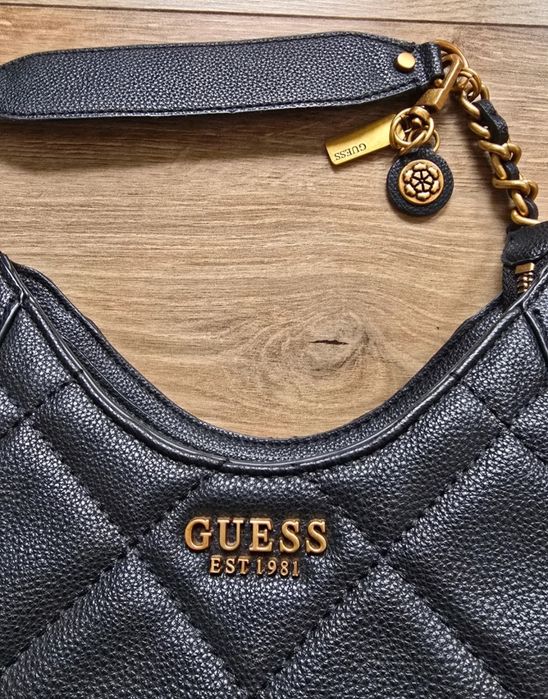 Czarna torebka Guess