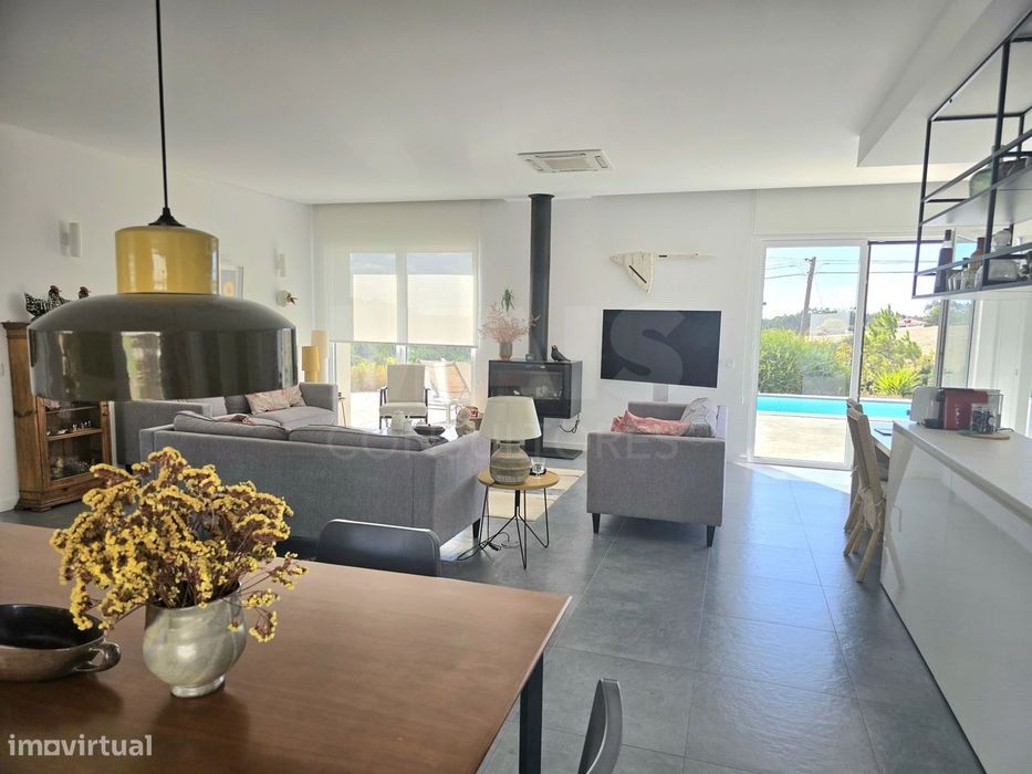 Contemporary Ground-Floor T4 Villa with Independent T2 Annex | Plot w...