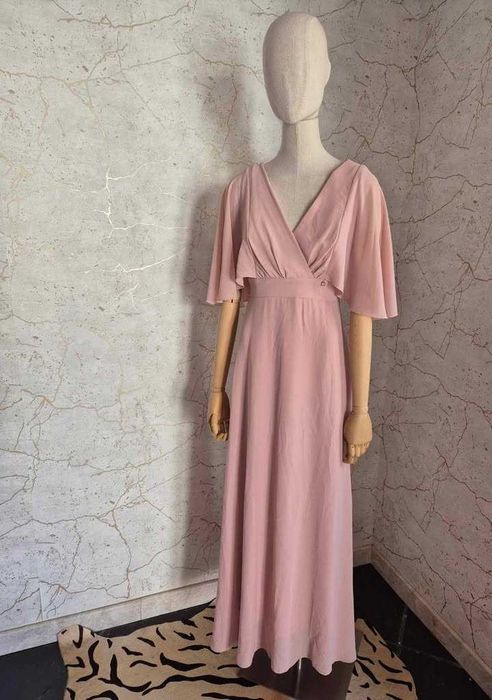 Vestido Rinascimento cor de rosa, com as etiquetas