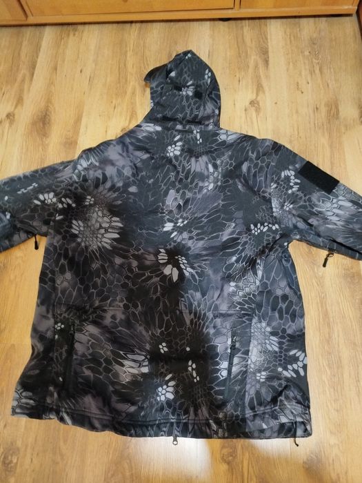 Kurtka w kamuflażu kryptek