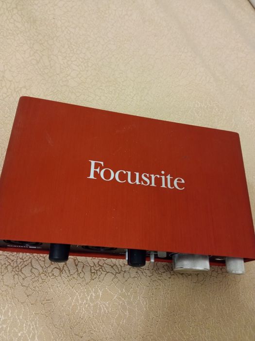 Звуковая карта для записи вокала в высоком качестве  на компьютере Focusrite scarlet2i2