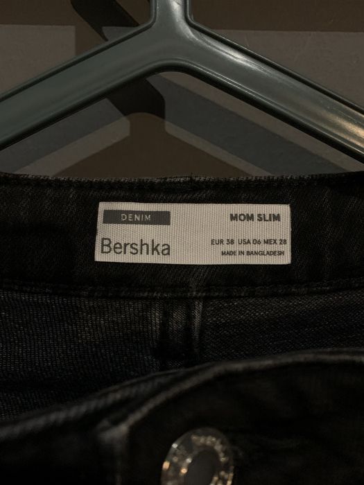 Calças Mom Slim Pretas da Bershka