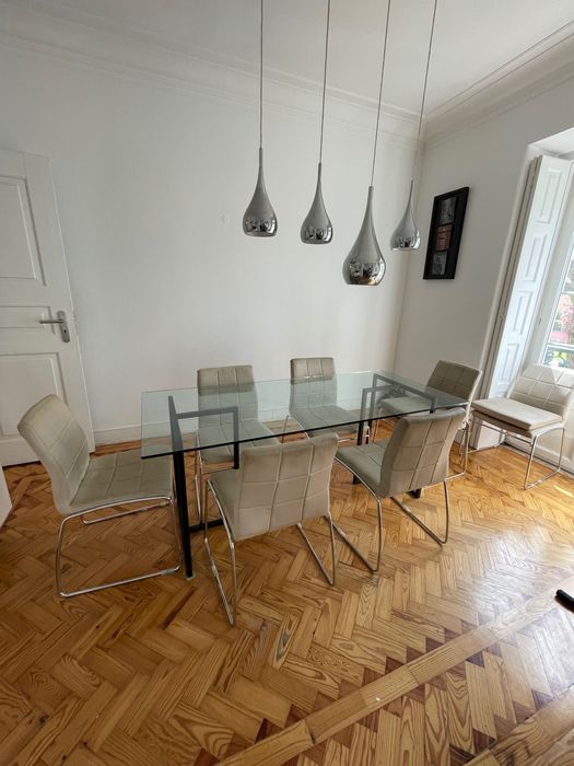 Cadeira marca Area (tenho 8 iguais) e almofada de altura para crianças