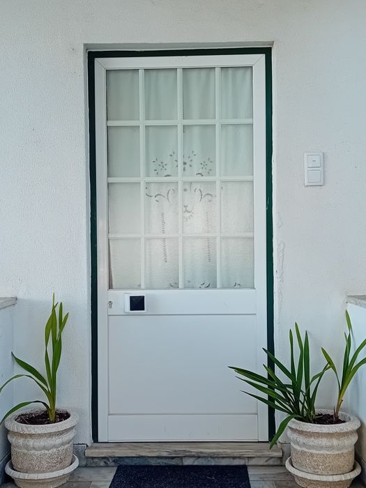 Janelas e portas em alumínio branco