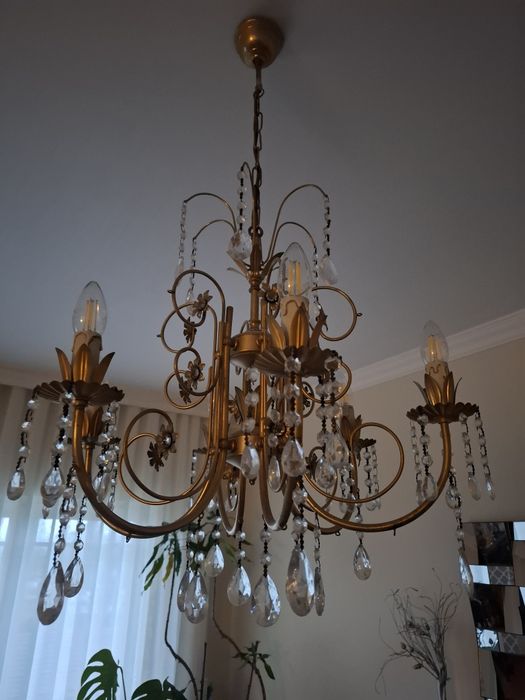 Lustre dourado com cristais