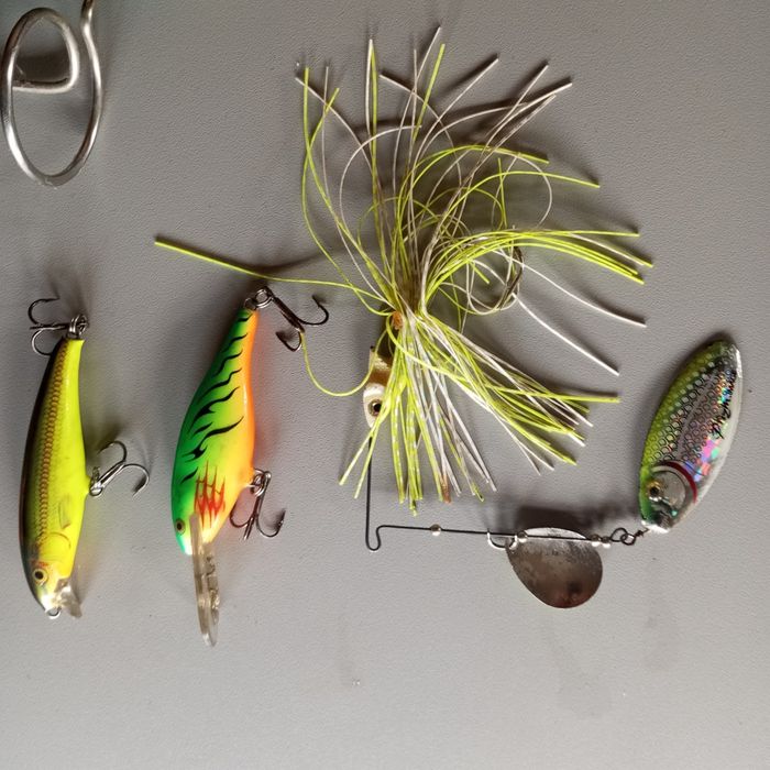 Vendo amostras e desencravador de amostras para a pesca do achigã .