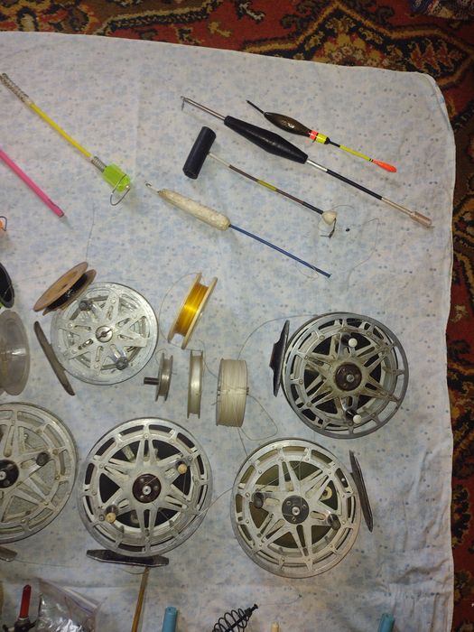 поплавок, крючки,+сумка и садок,стул.Все одним лотом.Смотрите все фото