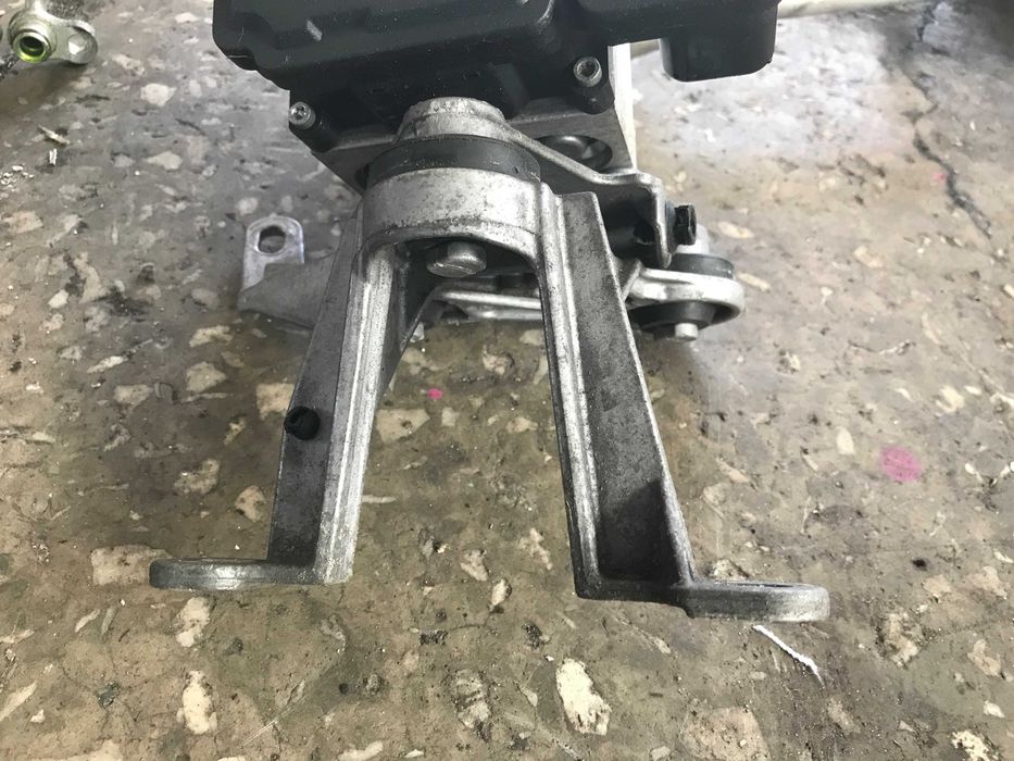 Mercedes C klasa W204 LIFT Uchwyt mocowanie wspornik pompy ABS